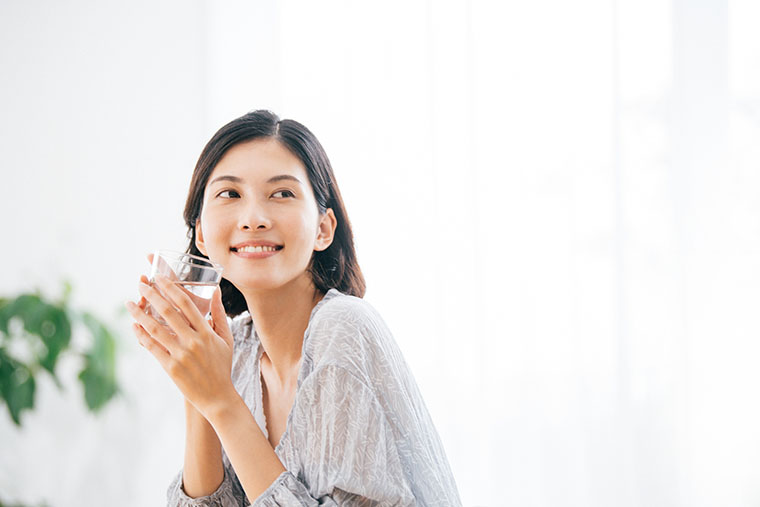白湯を飲む女性