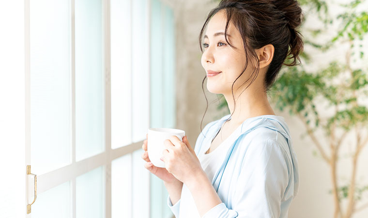 白湯を飲む女性