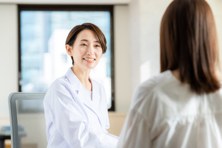 女性医師と女性患者