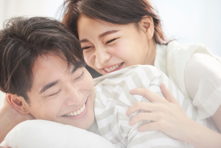 幸せそうな表情の男女