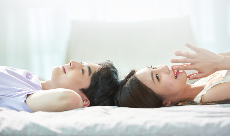 寝そべっている男性と女性