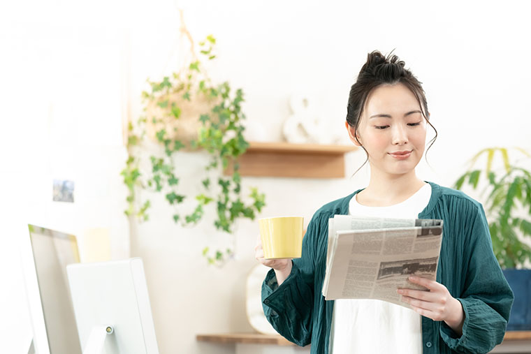 新聞を読む女性