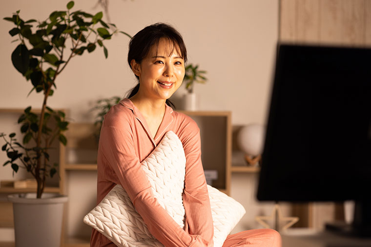 テレビを見る女性
