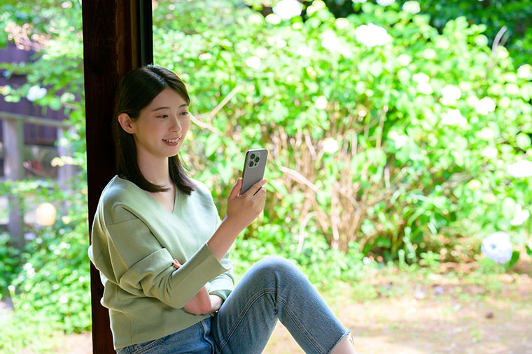 スマホを見る女性