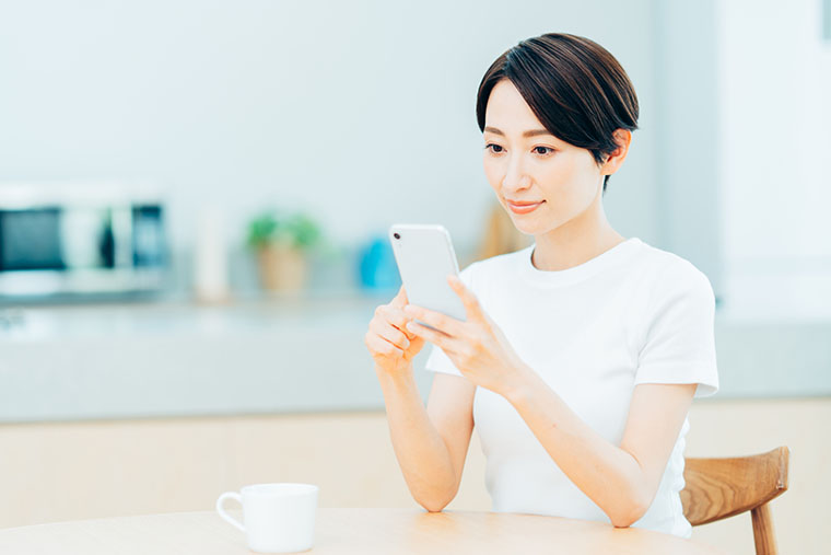 スマホを見る女性