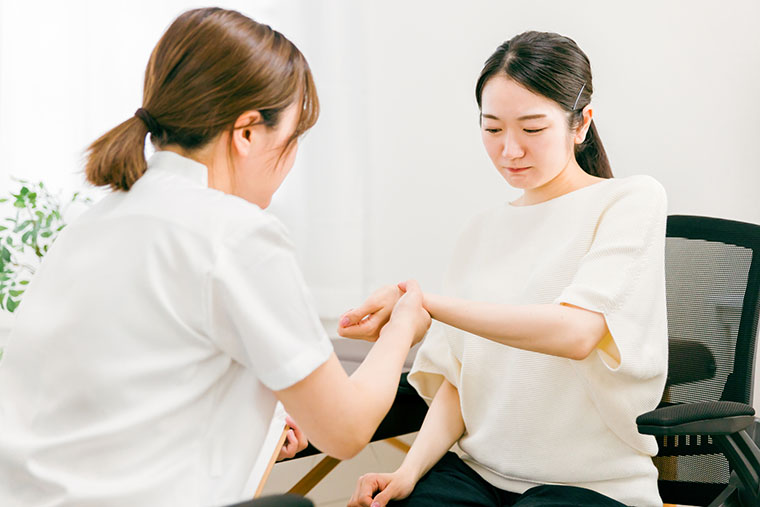 診察を受ける女性