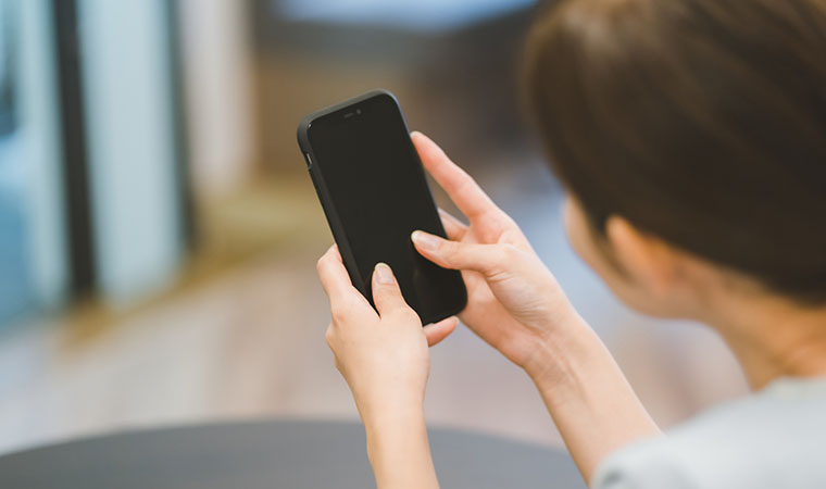 スマホを見る女性