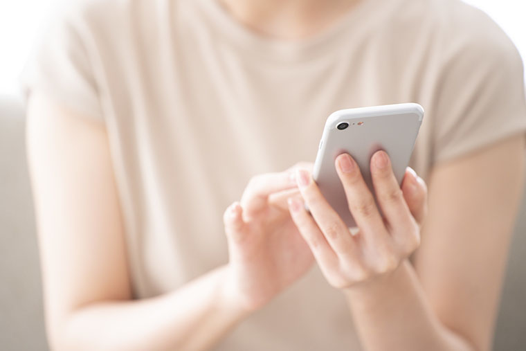 スマホを見る女性