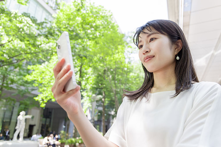 スマホを見る女性