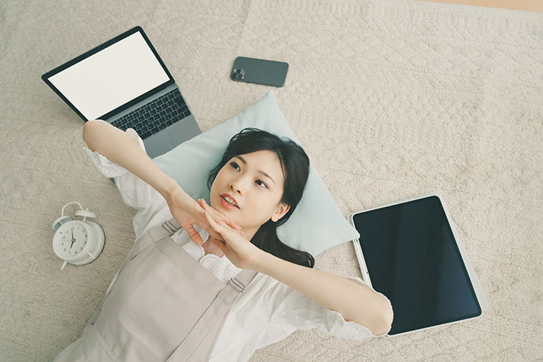 仰向けの女性