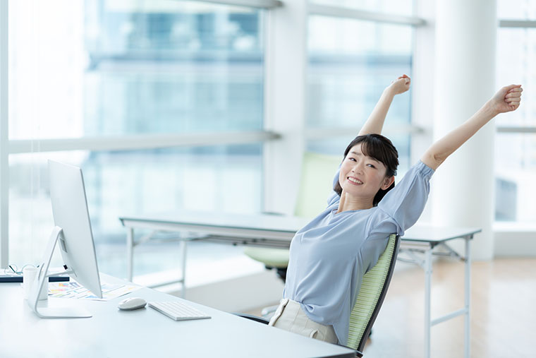 背伸びする女性