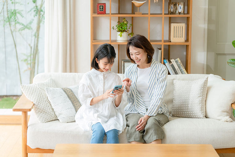 親子でスマホをみる