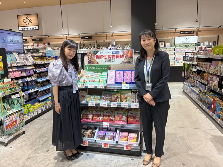 サツドラ商品部ヘルス担当バイヤーの小原真奈美さんとと読者アンバサダー