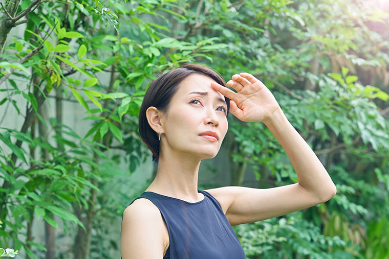日光に悩む女性