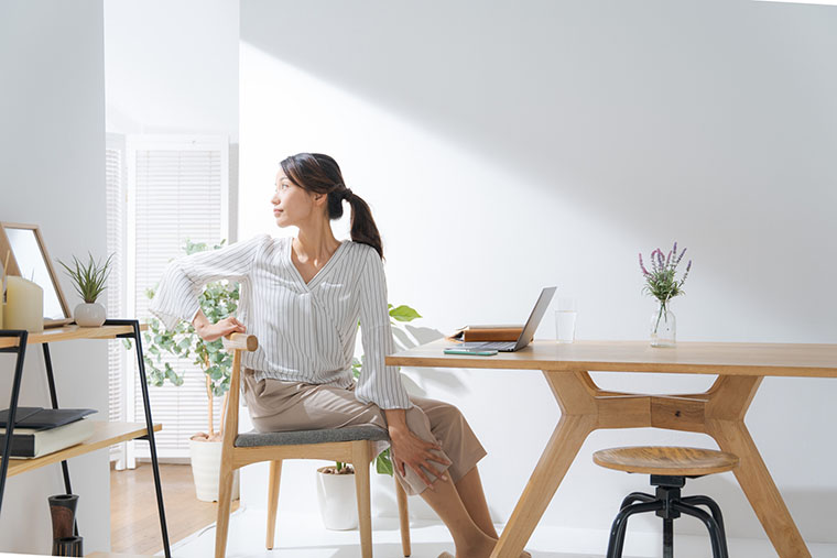 椅子に座ってストレッチをする女性