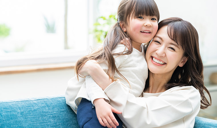 子どもとスキンシップする女性