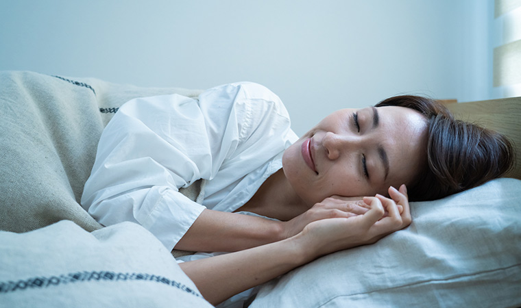 睡眠中の女性