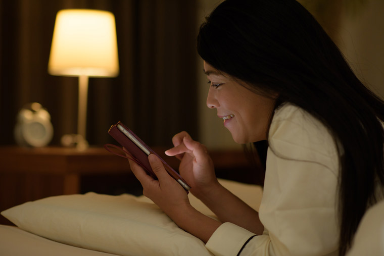 リベンジ夜ふかしをしている女性