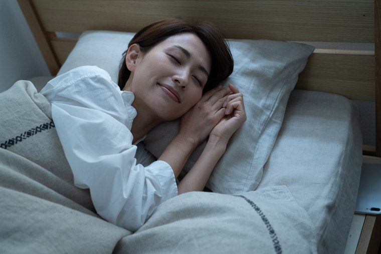 ぐっすり眠っている女性