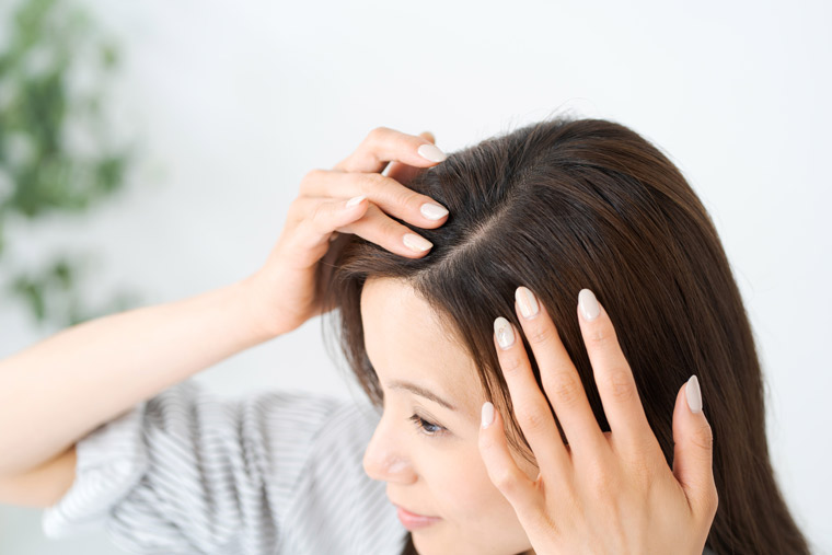 抜け毛を気にする女性