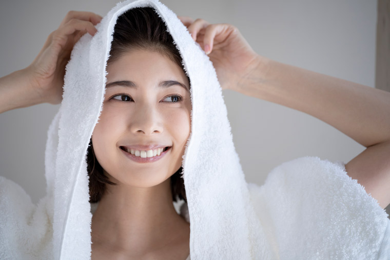 タオルドライをしている女性