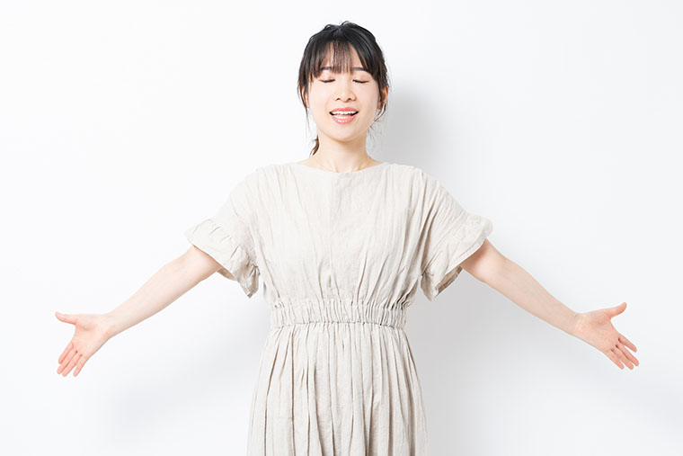 深呼吸する女性