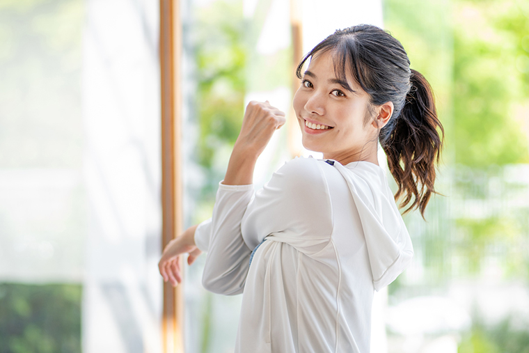 ストレッチする女性