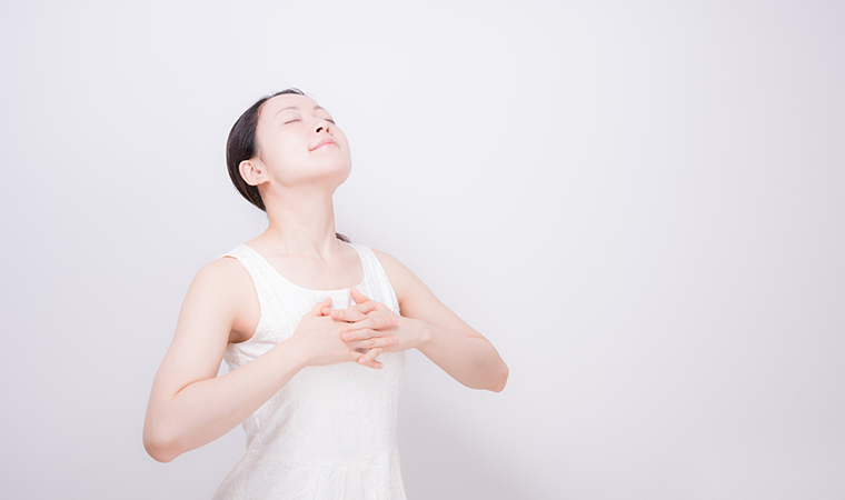 深呼吸する女性