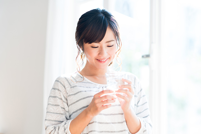 水を飲む女性