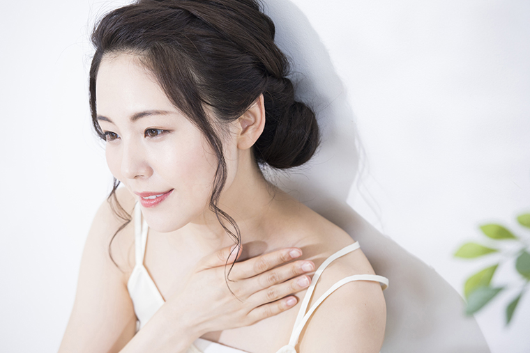 肌のケアをする女性
