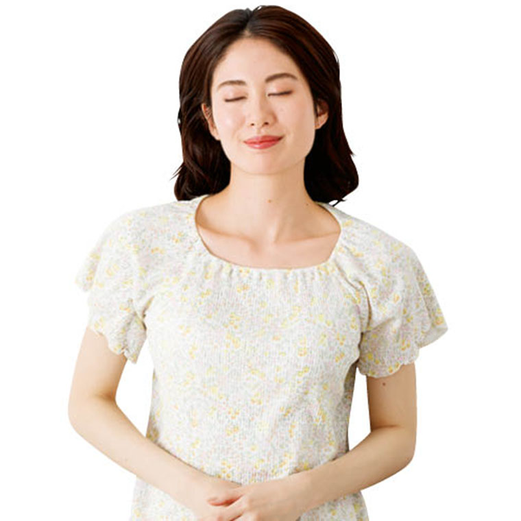 眠る女性
