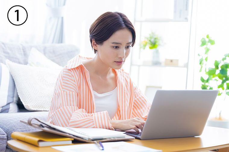 パソコンで仕事をする女性