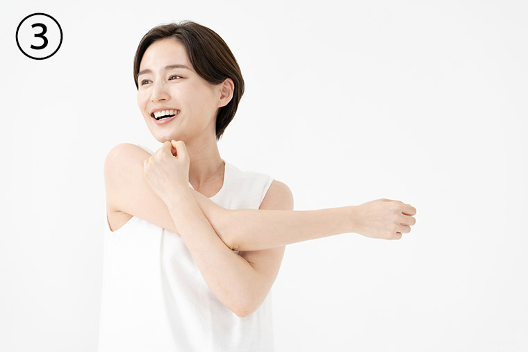 ストレッチをする女性