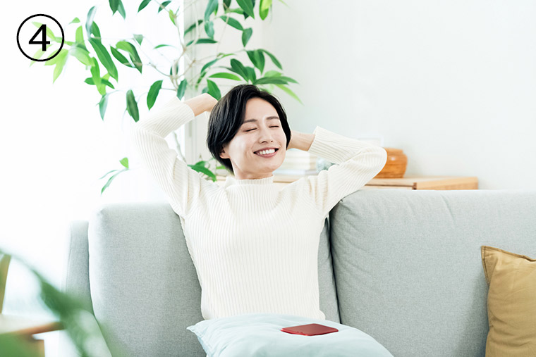 伸びをする女性