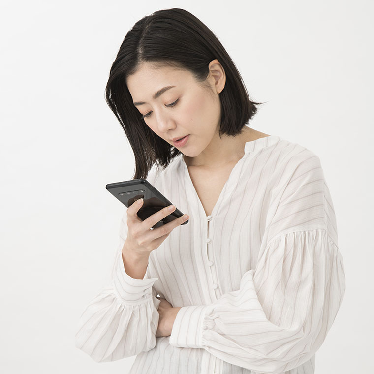 スマホを見る女性