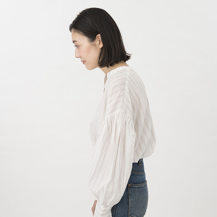 猫背な女性