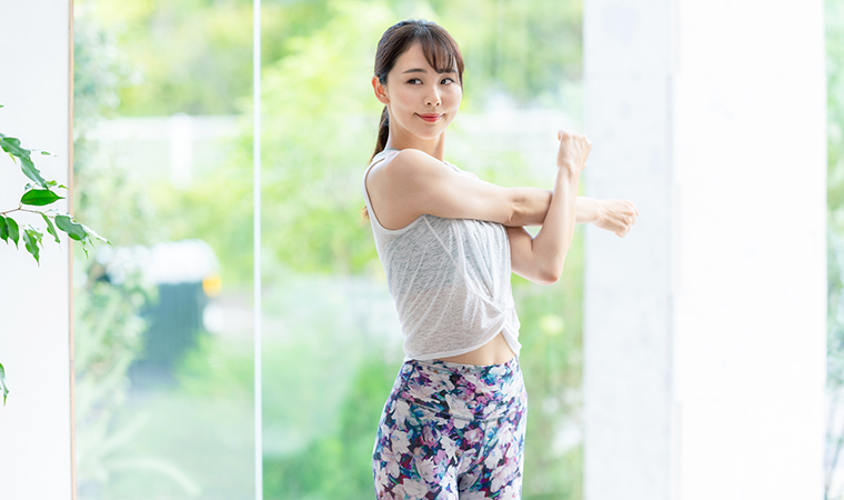 ストレッチをする女性
