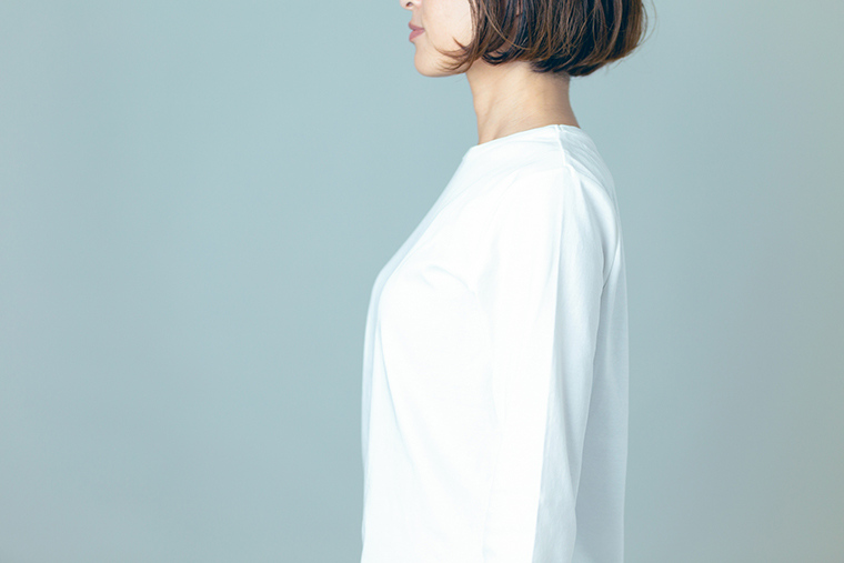 背筋が伸びた女性