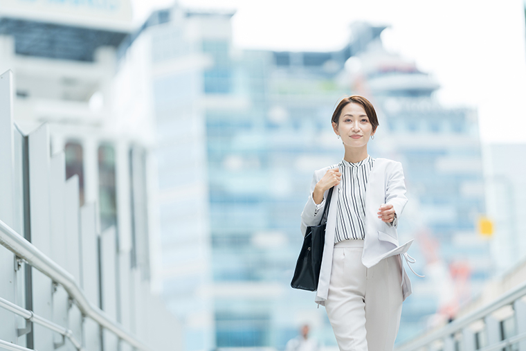 歩く女性