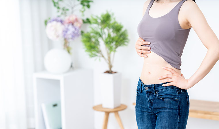 ウエストを確認する女性