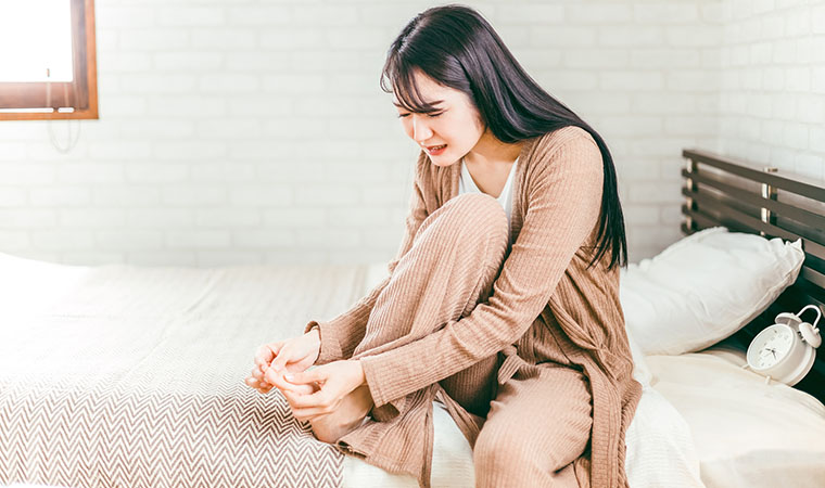 爪を確認する女性