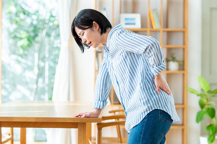腰痛に悩む女性
