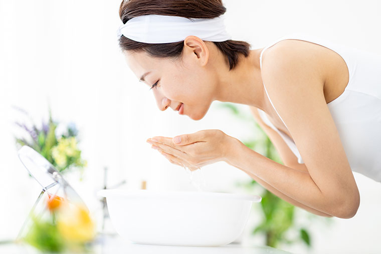 洗顔する女性