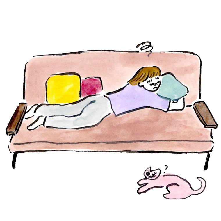 疲れてソファに横になる女性