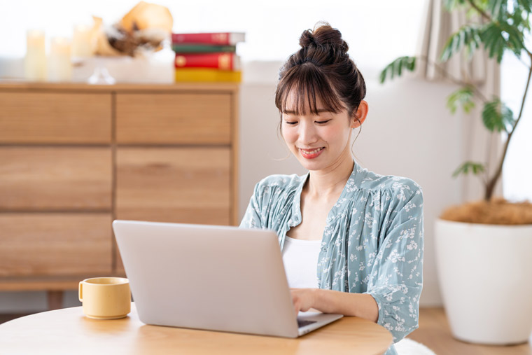 女性が楽しくパソコンを使っている