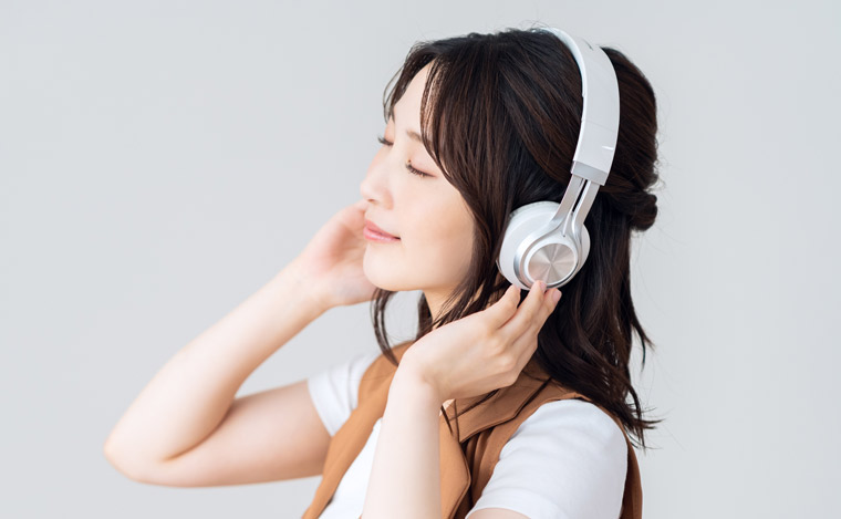 ヘッドフォンで音楽を聴く女性