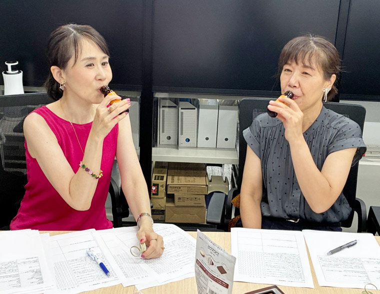 ドリンクを飲む2名のアンバサダー