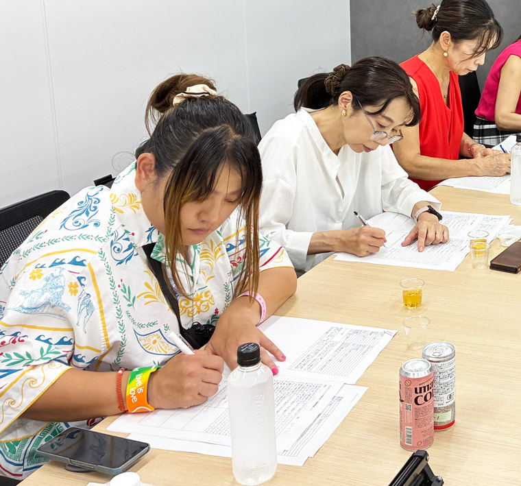 アンケートに書き込んでいるアンバサダーのみなさん