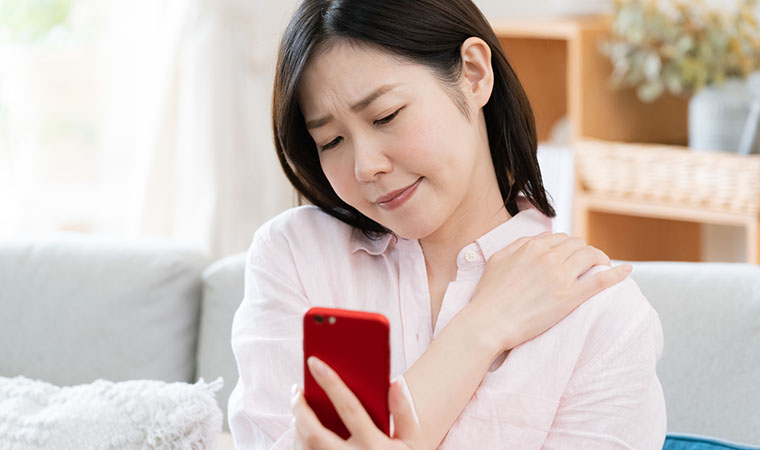 肩こりに悩む女性