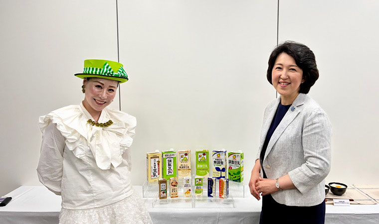 豆乳を前にした石渡先生と黒豆田さん